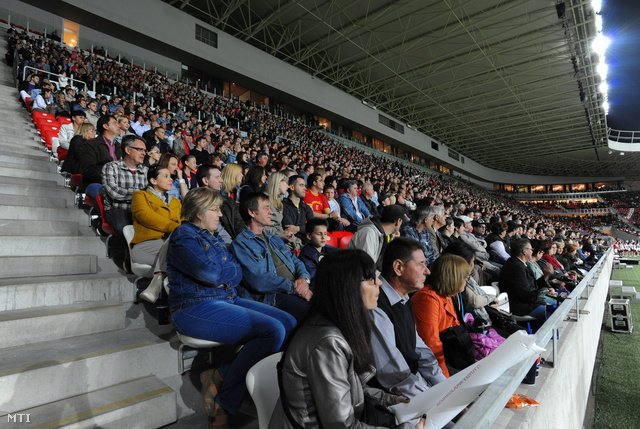 Debrecen 2014. május 1. A Nagyerdei Stadion avatóünnepségének közönsége a stadion nyugati lelátóján.