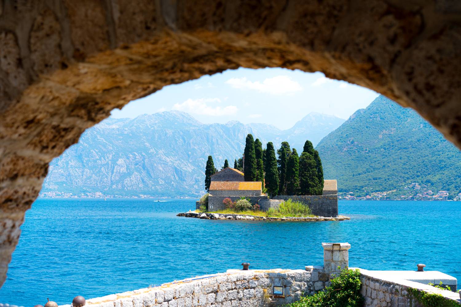A Kotori-öböl keleti csücskében helyezkedik el Montenegró egyik legszebb 100 méter feletti hegyektől ölelt városa, Kotor. Fantasztikus strandokon pihenhetsz itt, amelyeket hol hegyek öveznek, hol buja mediterrán virágkoszorú. A Lovćen Nemnzeti Park, az öböl változatos szigetei és Kotor óvárosa is megéri a felfedezést.