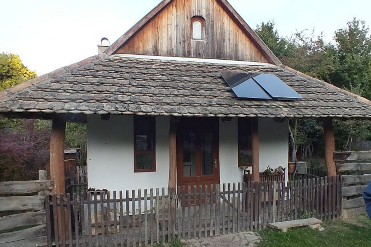 Napelemes házikó az Agostyáni ökofaluban.