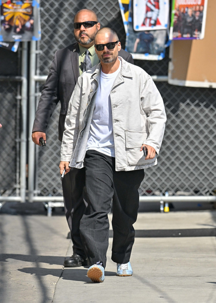 A Marvel szépfiúja, Sebastian Stan szintén a Jimmy Kimmel Live stúdiója előtt bukkant fel Los Angelesben, hiszen ő is szerepet kapott a Mennydörgőkben