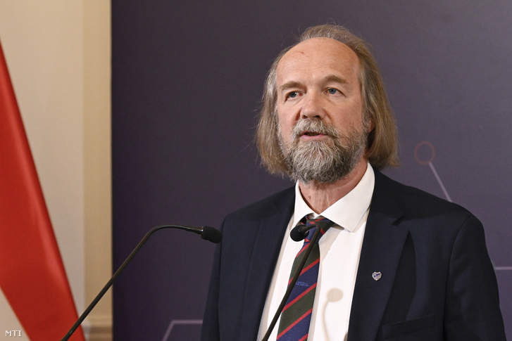 Horváth Péter, a Nemzeti Pedagógus Kar elnöke beszél a Kulturális és Innovációs Minisztérium és a Pedagógus Kar közötti stratégiai együttműködési megállapodás aláírásán Budapesten 2025. április 22-én