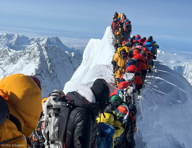 A hegymászók és hegyi vezetők a Mount Everest déli csúcsa és a Hillary-lépcsője között 2024. május 21-én