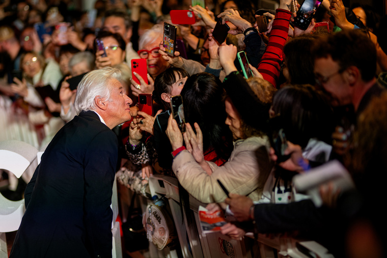 Richard Gere újra vörös szőnyegre lépett: a 75 éves színész Barcelonában mutatkozott a BCN Film Fest-en, ahol a 2024-ben bemutatott Dalai Lámáról szóló dokumentumfilmet is levetítették, ami a Wisdom of Happiness címet kapta