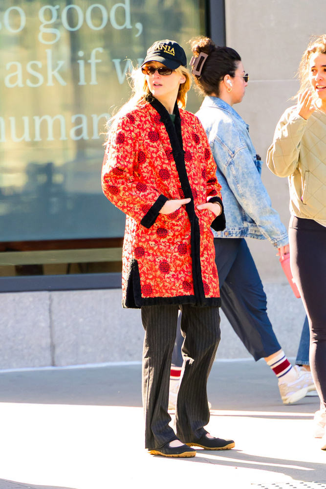Jennifer Lawrence egy hónappal második gyermeke megszületése után New Yorkban lépett utcára