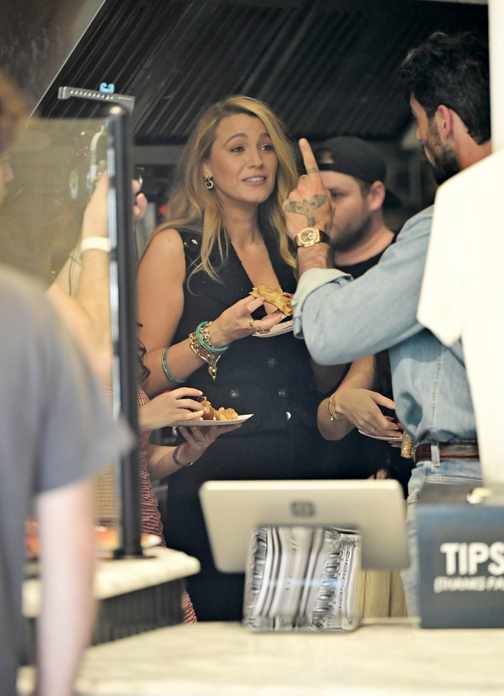 Blake Lively miközben gőzerővel reklámozza legújabb filmjét, az Egy kis szívesség második részét, New Yorkban beugrott egy pizzázóba