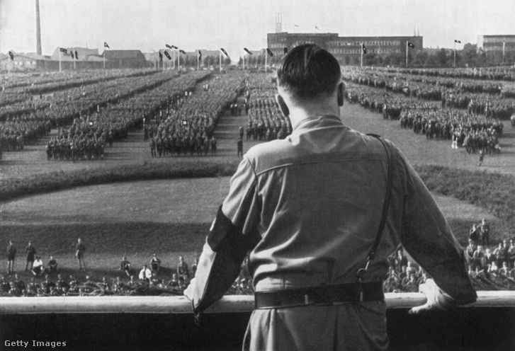 Adolf Hitler katonákhoz beszél a németországi Dortmundban tartott náci gyűlésen