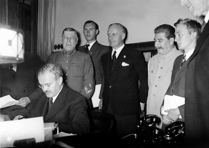 Vjacseszlav Molotov szovjet külügyminiszter 1939. augusztus 23-án a moszkvai Kremlben aláírja a szovjet–német megnemtámadási szerződést, mögötte fehér díszzsebkendős öltönyben Joachim von Ribbentrop német külügyminiszter és Joszif Sztálin szovjet államfő