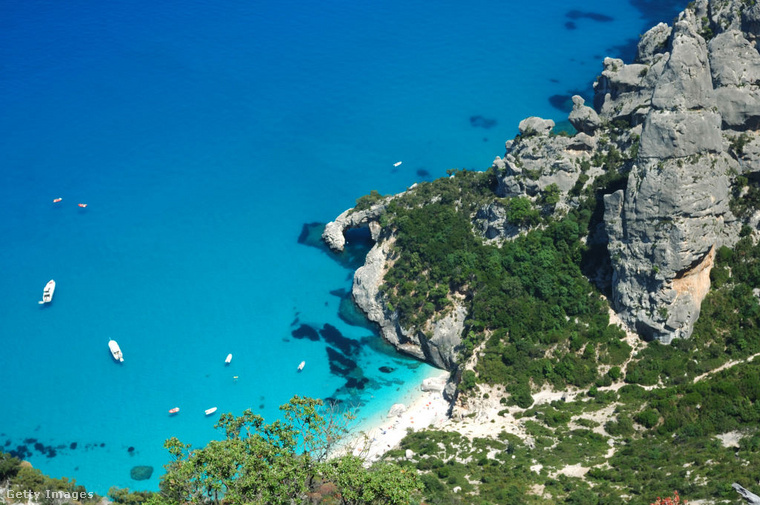 2025-ben a Szardínián található Cala Goloritzè lett a világ legszebb strandja. (Fotó: Getty Images)
