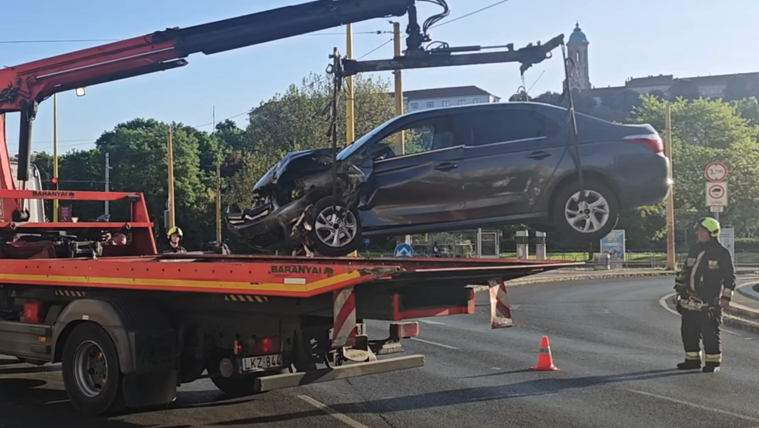 Fékezés nélkül rohant bele a villamosmegállóba egy autó a Déli pályaudvarnál