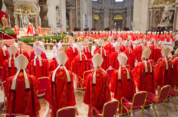 A bíborosok részt vesznek a pro eligendo romano pontifice misén a Szent Péter-bazilikában a Vatikánban 2013. március 12-én