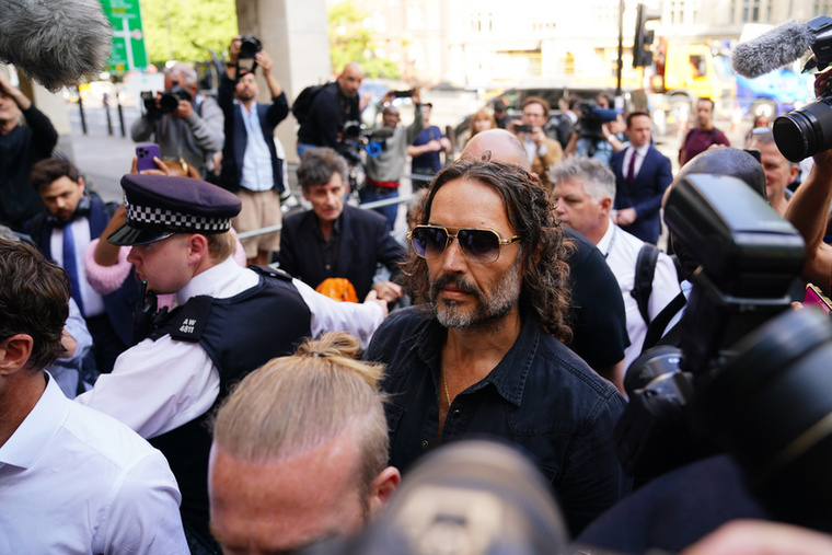 Elkezdődött Russell Brand bírósági tárgyalása Londonban, miután nemi erőszakkal, szexuális zaklatással és szeméremsértéssel vádolták meg