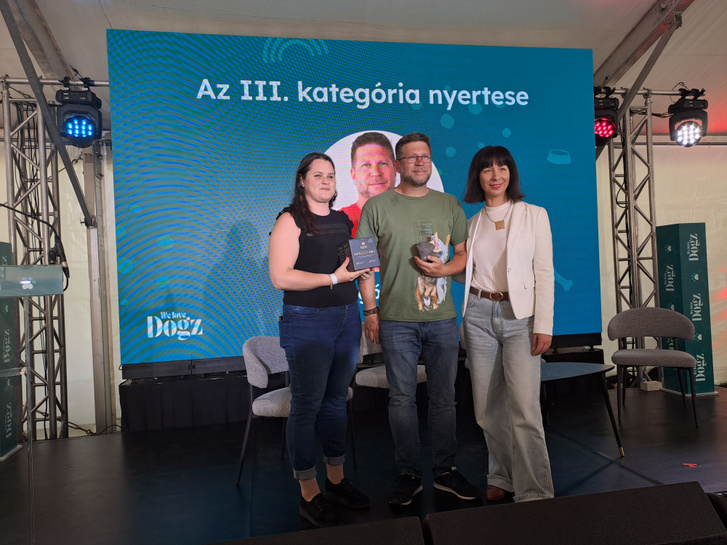 Csörgő Balázs átveszi a DOGZ-különdíjat Molnár Esztertől, a DOGGO gyárigazgató-helyettesétől és Reiber Gabriellától, a We love Dogz ügyvezetőjétől