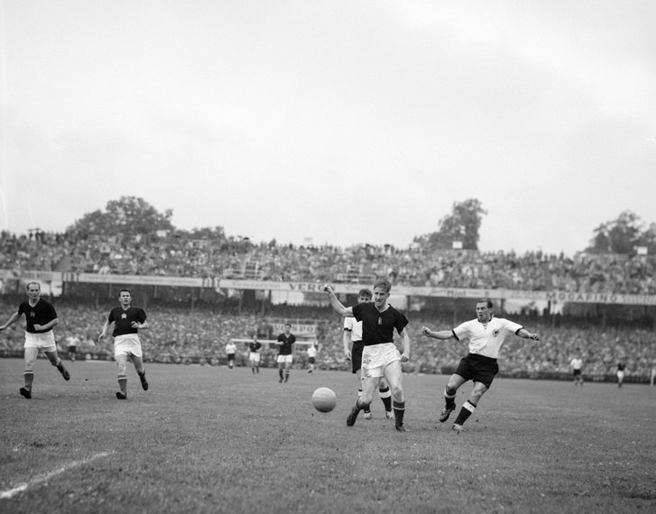 Wankdorfstadion, NSZK - Magyarország (3:2) VB döntő mérkőzés 1954. július 4. Czibor Zoltán előtt a labda, hátrébb balra Buzánszky Jenő és Zakariás József.