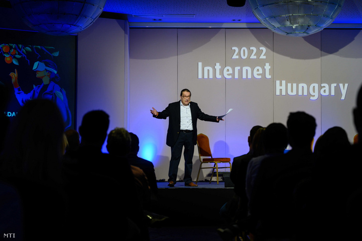 Csermely Ákos főszervező mond köszöntő beszédet az Internet Hungary 2022 konferencia megnyitóján 2022. október 4-én.