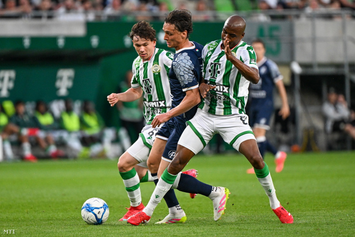 Tóth Alex (b) és Júlio Romao (j), a Ferencváros, valamint Jonathan Levi, a Puskás Akadémia játékosa a labdarúgó OTP Bank Liga 30. fordulójában játszott Ferencvárosi TC–Puskás Akadémia FC-mérkőzésen a Groupama Arénában 2025. május 3-án