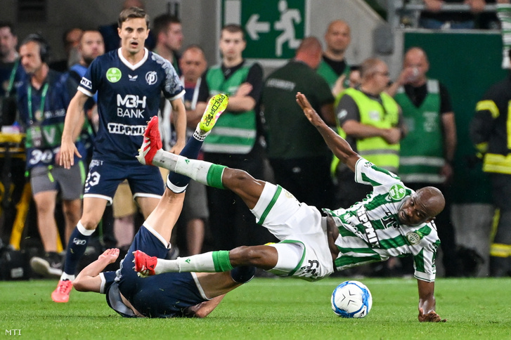 Júlio Romao, a Ferencváros (j), valamint Jonathan Levi (b, lent) és Quentin Maceiras (hátul b), a Puskás Akadémia játékosai a labdarúgó OTP Bank Liga 30. fordulójában játszott Ferencvárosi TC–Puskás Akadémia FC-mérkőzésen a Groupama Arénában 2025. május 3-án