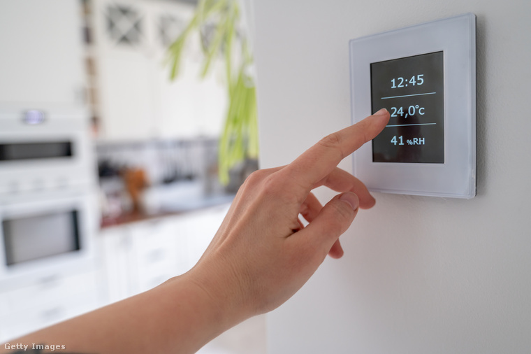 Okos termosztát – ha kihúzza, kellemetlen meglepetés várja&nbsp;Az okos termosztátok lényege, hogy előre beállított hőmérséklettel szabályozzák a fűtést vagy hűtést, akár távolról is.
                        Csakhogy ha áramtalanítják, semmilyen parancsot nem hajtanak végre – így könnyen előfordulhat, hogy jéghideg lakásba vagy szaunává melegedett otthonba ér haza.
                        Ha már beruházott egy ilyen készülékre, érdemes folyamatosan működni hagyni.