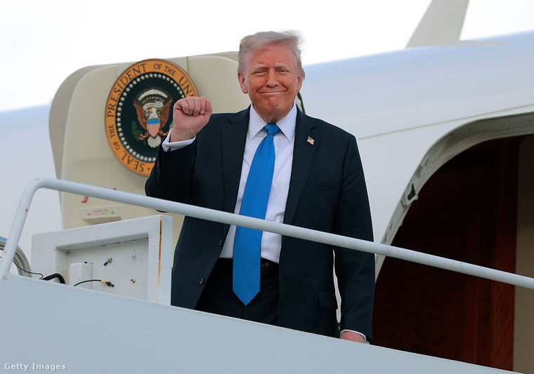Az amerikai elnök péntek este olyan képet tett közzé, amelyen fehér reverendában, püspöki mitrában, keresztet viselve látható – ünnepélyes arckifejezéssel. (Fotó: Anna Moneymaker / Getty Images Hungary)
