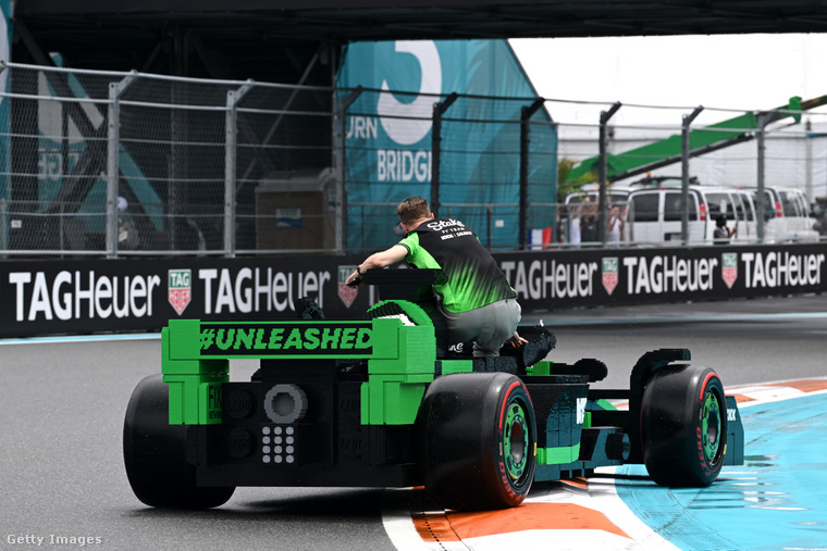 A LEGO autók dizájnját a Speed Champions nevű LEGO-sorozat ihlette, amely valóságos versenyautók kicsinyített változatait kínálja. (Fotó: Mark Sutton - Formula 1 / Getty Images Hungary)