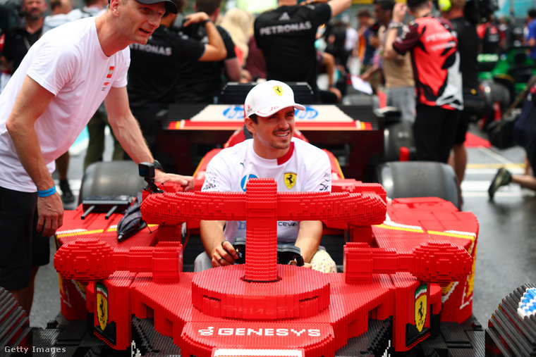 LEGO kockákból épült versenyautók, F1-es sztárok a volán mögött – ilyen pilótaparádéra még nem volt példa. (Fotó: Bryn Lennon - Formula 1 / Getty Images Hungary)