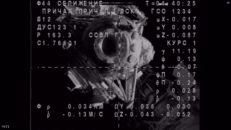 A NASA-TV által közreadott képen a Szojuz TMA-13M orosz űrhajó a  Nemzetközi Űrállomás dokkolóeleméhez közelít 2014. május 29-én