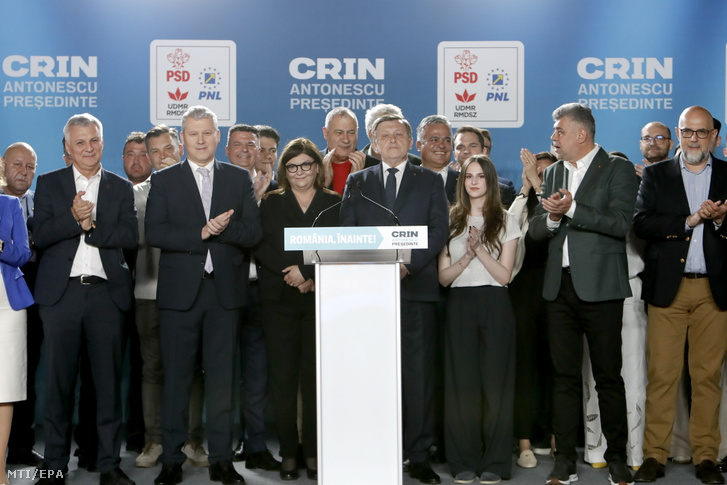 Crin Antonescu, a Szociáldemokrata Párt (PSD), a Nemzeti Liberális Párt (PNL) és a Romániai Magyar Demokrata Szövetség (RMDSZ) által alkotott kormánykoalíció közös jelöltje (k jobbra) a megismételt romániai elnökválasztás első fordulójának eredményváró rendezvényén Bukarestben 2025. május 4-én