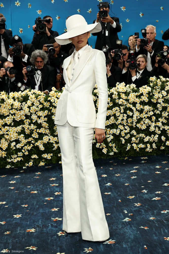 ZendayaA Louis Vuitton számára Pharrell Williams által tervezett, egyedi, háromrészes fehér öltönyben jelent meg, amelyet stylistja, Law Roach segítségével választott ki