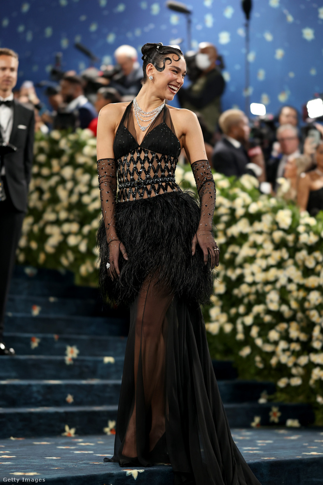 Dua LipaDua Lipa az elmúlt években egyetlen alkalommal sem okozott csalódást a Met-gála vörös szőnyegén