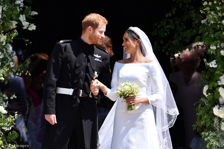 Harry brit herceg, Sussex hercege és felesége, Meghan, Sussex hercegnéje távozik a windsori kastély Szent György-kápolnájának nyugati ajtajánál 2018. május 19-én