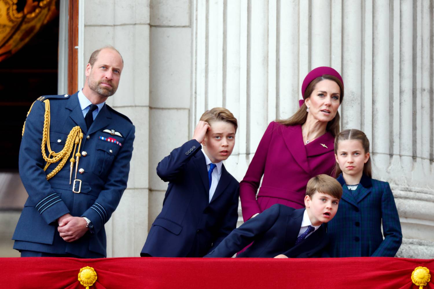 Vilmos herceg és családja tegnap megjelentek a Buckingham-palota erkélyén.