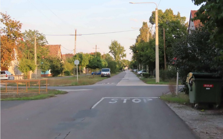 Aki először jár arra, nem biztos, hogy észreveszi a rejtett meglepetést. Szerencsére itt van felfestés is a tábla mellé. A kép illusztráció! Forrás: delmagyar.hu, Fotó: Kovács Erika