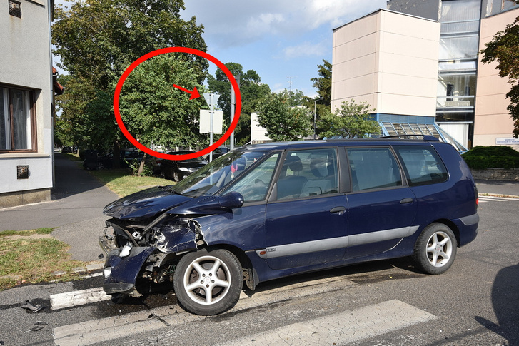 Egy kitakart tábla komoly dolog, emberi életeket is követelhet! A kép illusztráció! Forrás: 112press.hu