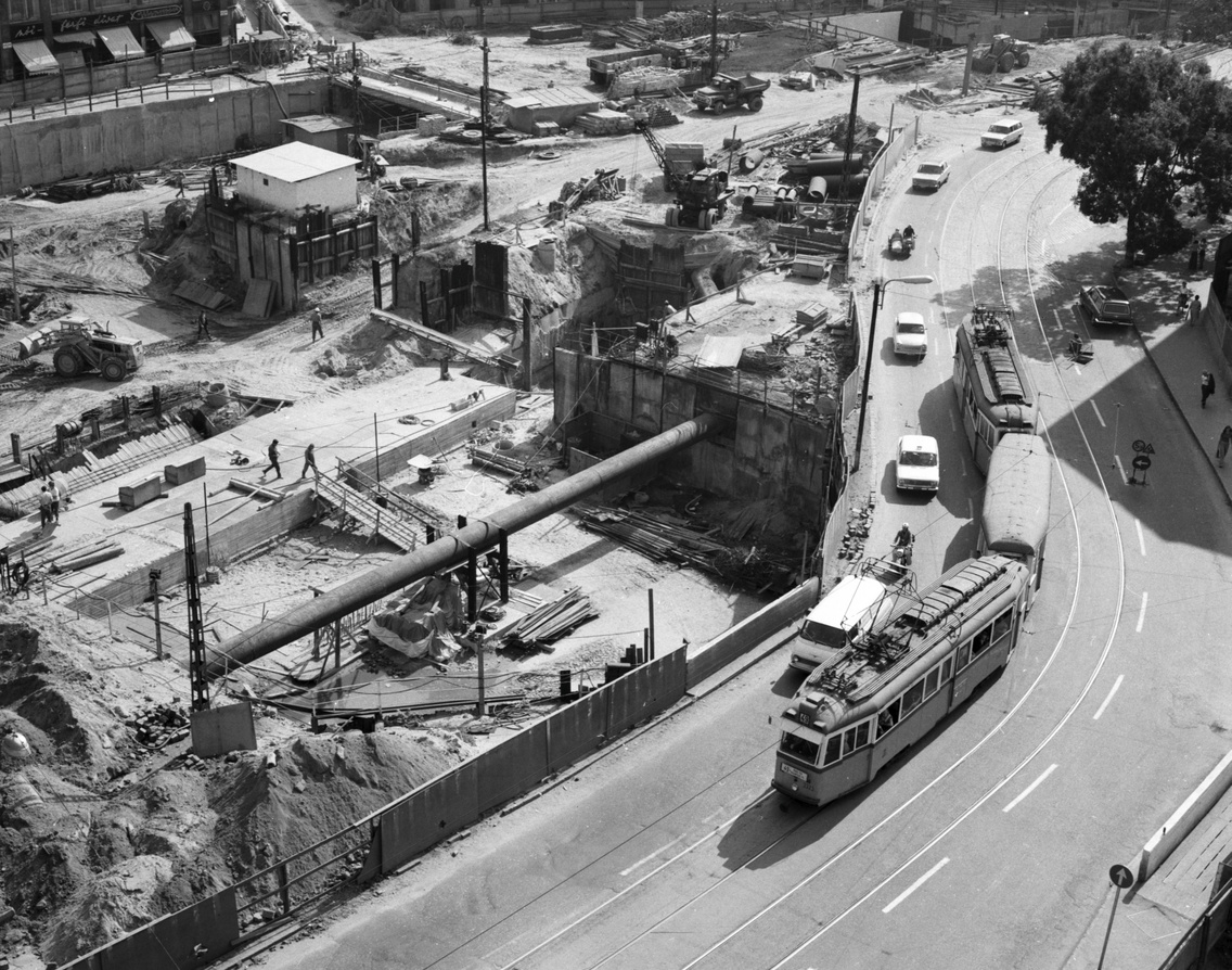 A Kálvin tér az aluljáró építésekor, a villamos a Kecskeméti utca közelében halad, 1975
