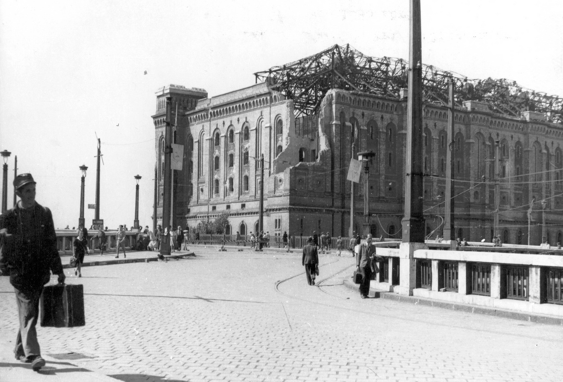 Elevátor-ház, 1944