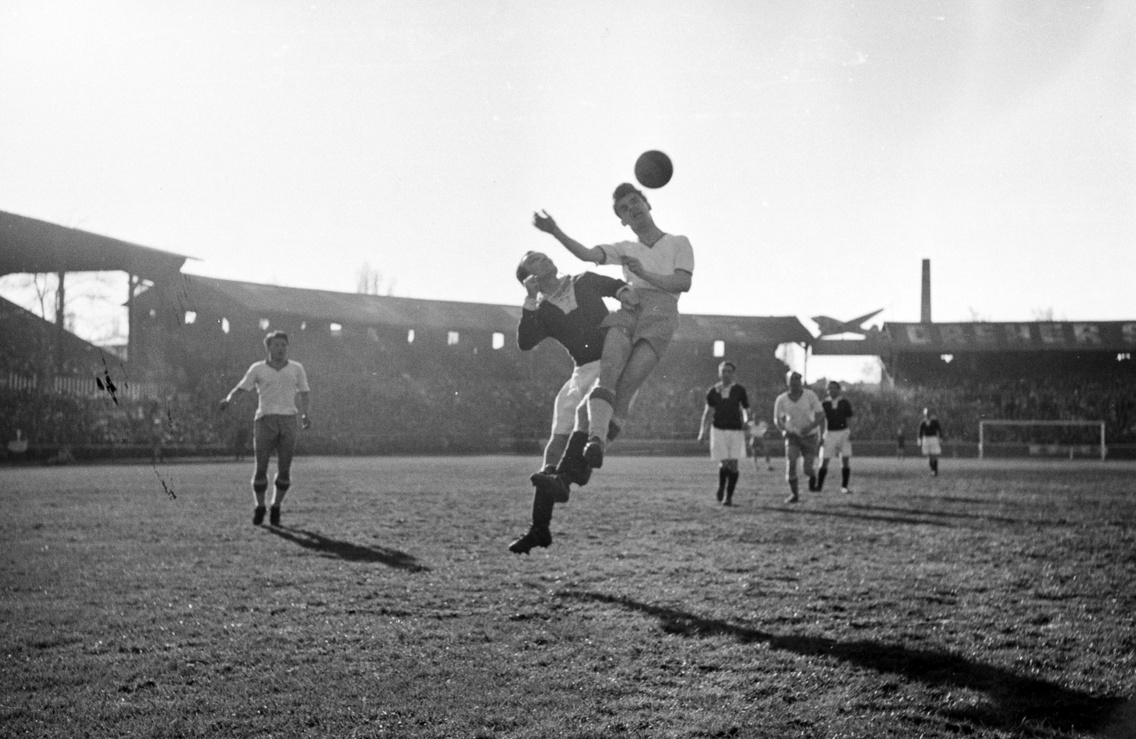 Üllői út, FTC-stadion, Ferencváros–Goldberger mérkőzés (2:0), Kocsis fejel, távolabb Budai II., 1949