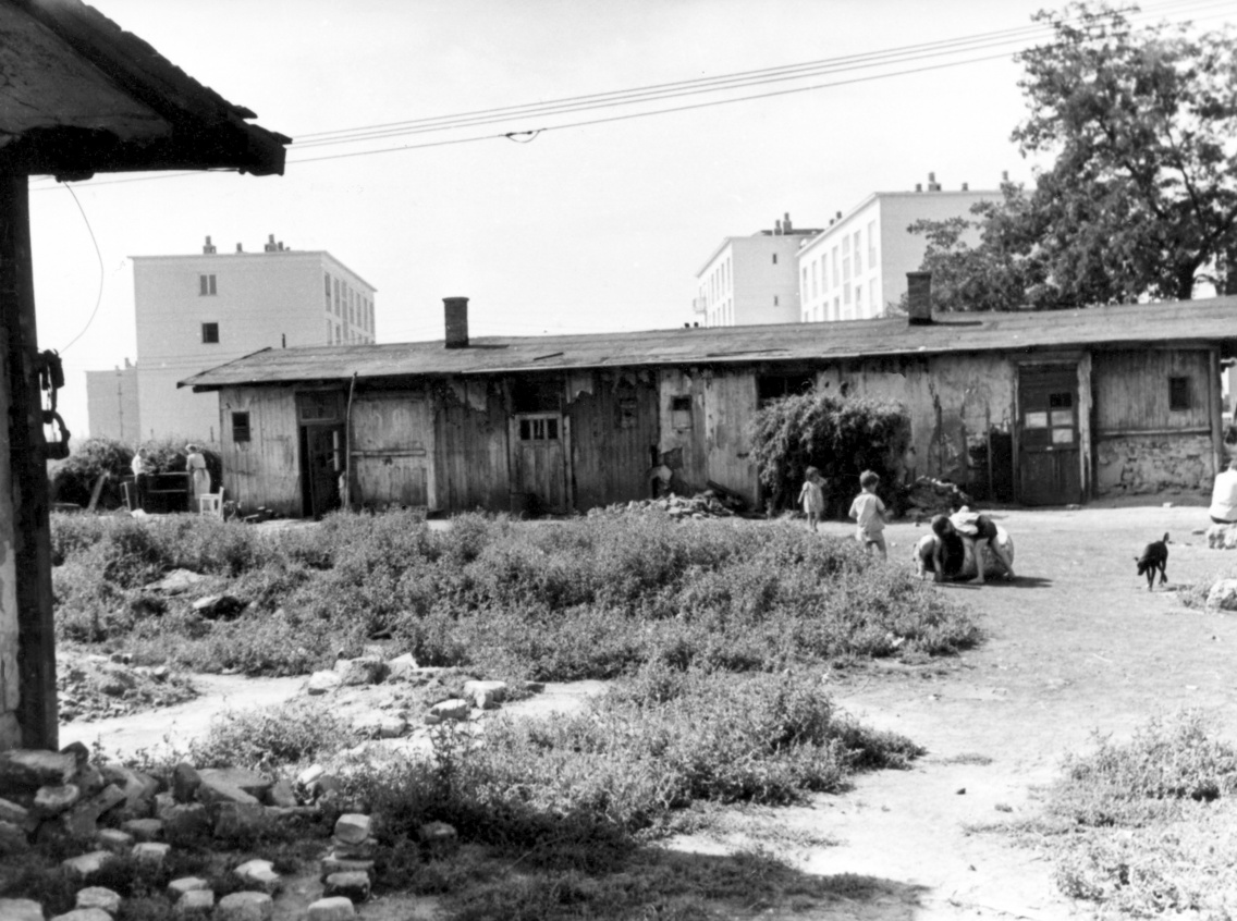 Mária Valéria-telep, háttérben – a József Attila-lakótelepen – az Ifjúmunkás utca 27. és a Toronyház utca 1. számú ház, 1961