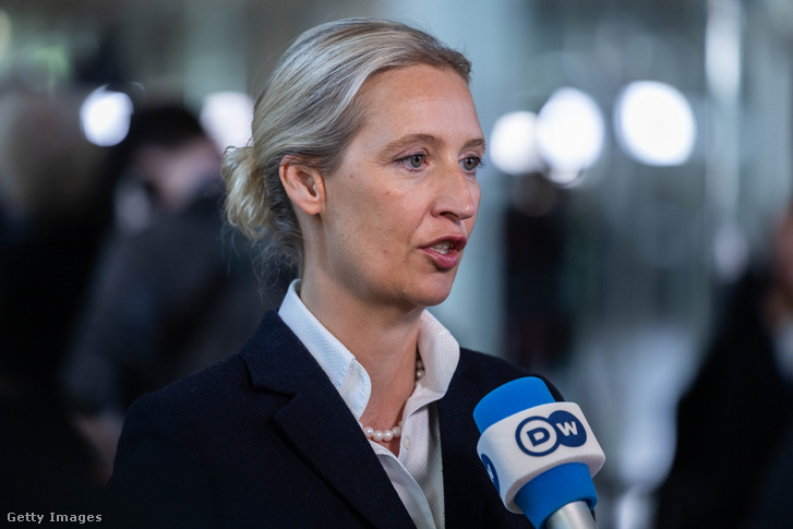 Alice Weidel, az AfD társelnöke 2025. május 6-án a berlini Reichstag épületének plenáris termében
