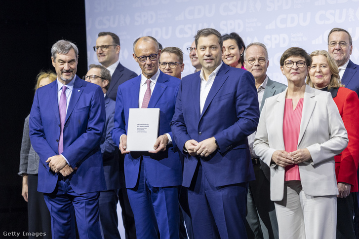 Friedrich Merz (CDU), Markus Söder (CSU), valamint Lars Klingbeil és Saskia Esken (SPD), miután a három párt 2025. május 5-én aláírta a koalíciós szerződést Berlinben