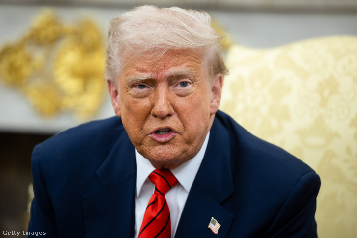 Donald Trump amerikai elnök a Fehér Ház Ovális Irodájában, Washingtonban 2025. május 6-án