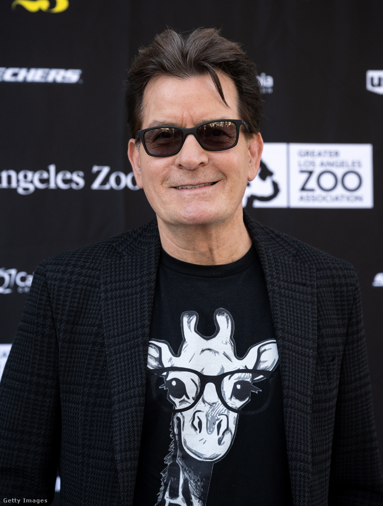 Charlie Sheen
                        A szakasz és a Tőzsdecápák című film, valamint a Két pasi – meg egy kicsi című szitkom sztárja több hullámvölgyet is megélt a karrierje során