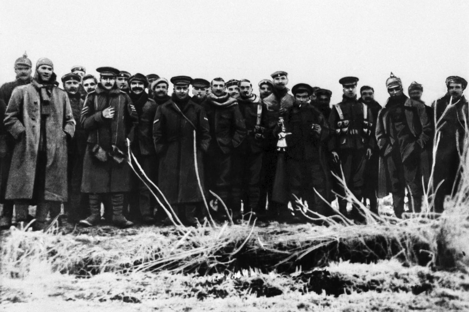 Korabeli beszámolók szerint nem sokkal éjfél után, december 25-én az egyik helyszínen a német katonák elkezdtek gyertyákat gyújtani, karácsonyfát díszítettek, énekeltek, és jókívánságokat kiabáltak át az ellenséges, de közeli lövészárkokba.