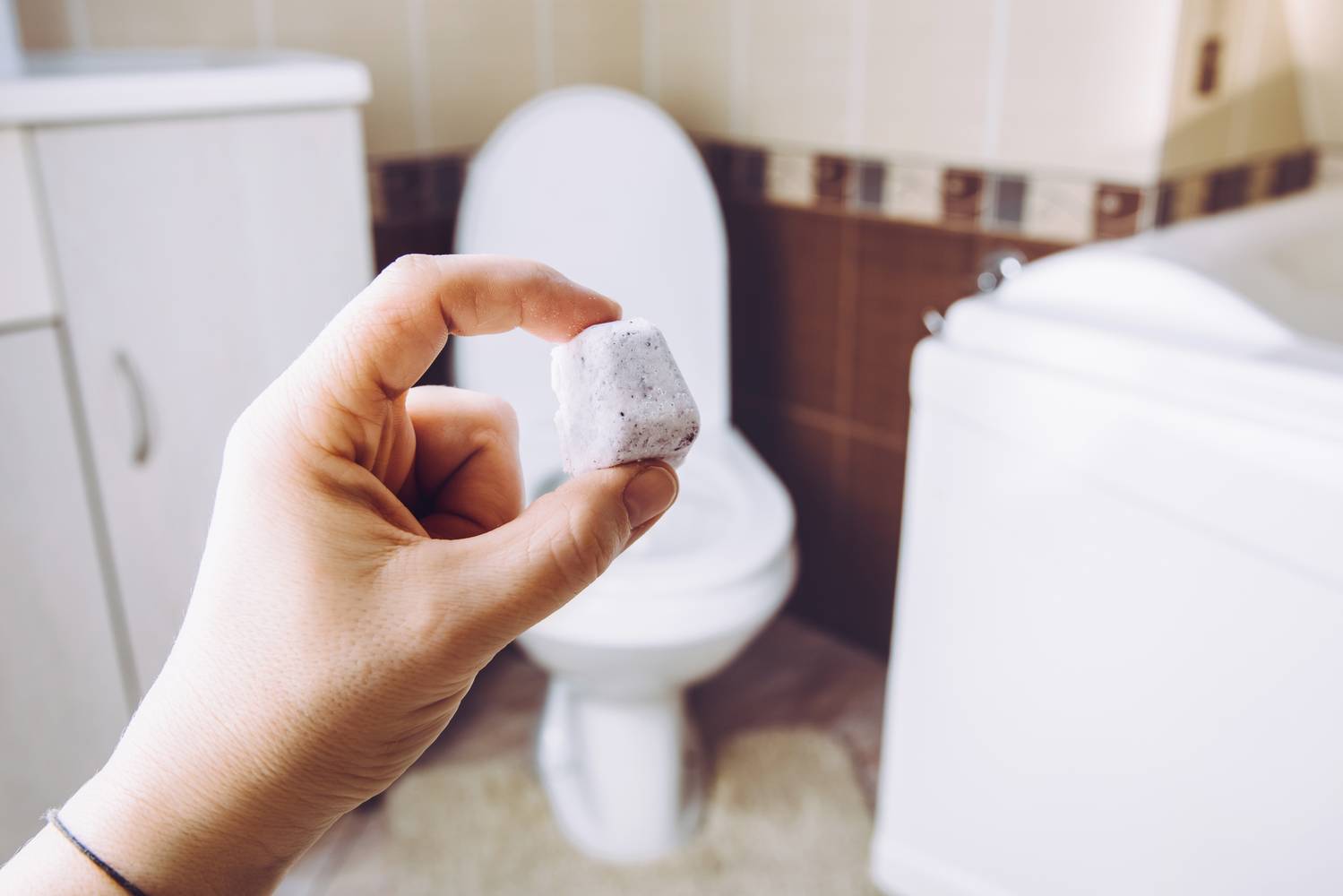 A természetes WC illatosítók nem tartalmaznak az élővizekre káros összetevőket. Nagyon egyszerűen készíthetsz illatosító golyókat házilag, amihez összesen 3 összetevő kell: 180 g citromsav, 250 g szódabikarbóna és illóolaj. Keverd össze az alapanyagokat egy evőkanál vízzel. A teafaolaj antibakteriális, a borsmenta frissítő, a citromolaj fertőtlenít.