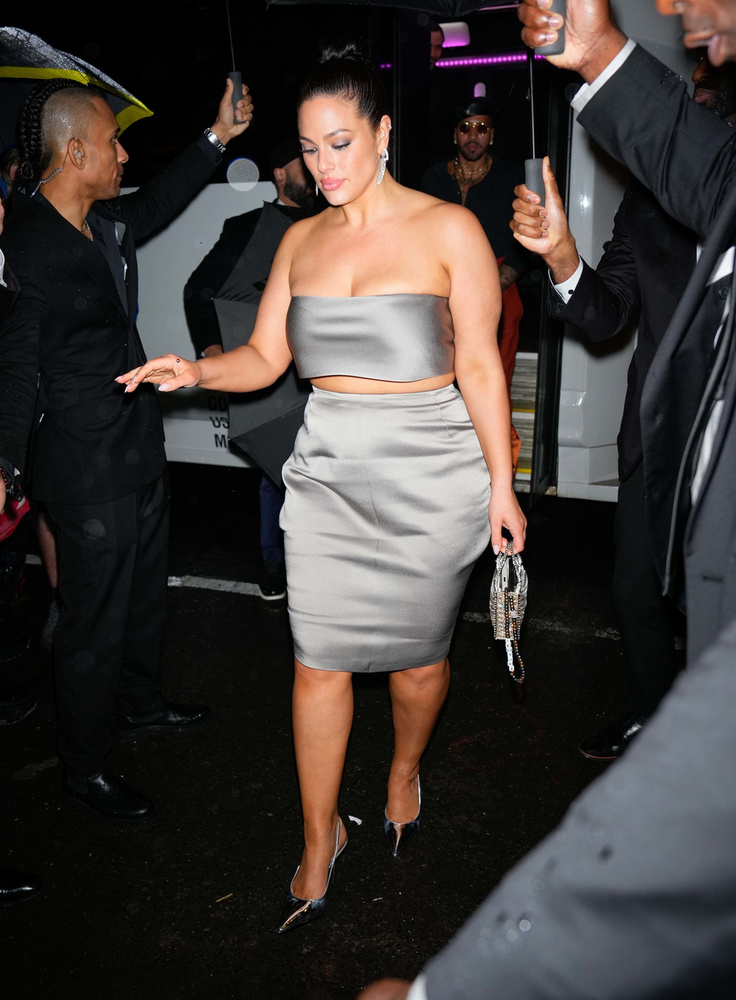 Ashley Graham plus-size modell egy egyszerű, de mégis feltűnő ezüst kétrészes ruhában jelent meg az after partyn, ahonnan a fotósok gyűrűjében távozott.