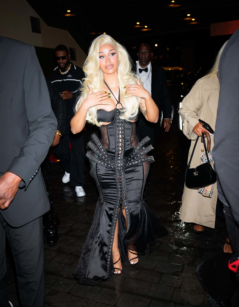 Cardi B egy egyszerű, mégis feltűnő fekete ruhában lépett a paparazzik elé