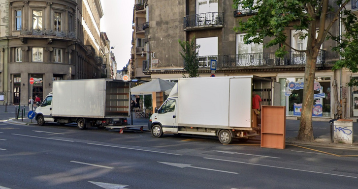 Ezek áruszállítók, ők várakozhatnak itt, de csak amíg pakolnak. Fotó: Googlemaps.com