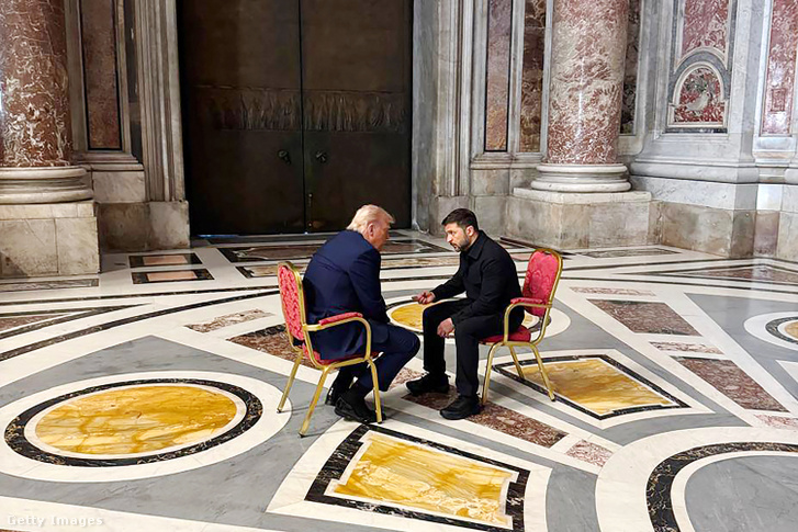 Volodimir Zelenszkij ukrán elnök és Donald Trump amerikai elnök Ferenc pápa temetésén a vatikáni Szent Péter-bazilikában 2025. április 26-án