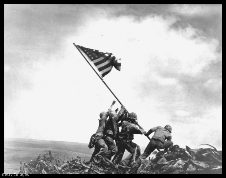 Az Egyesült Államok tengerészgyalogosai amerikai zászlót emelnek az Ivo Dzsima-i csata alatt 1945. február 23-án