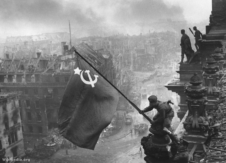 A 20. század egyik leghíresebb képén a Vörös Hadsereg katonái kitűzik a szovjet zászlót a berlini Reichstag fölé, május 2-án vagy 3-án. Ez még az eredeti képhez hasonló, bár kissé füstösebb fotóváltozat
