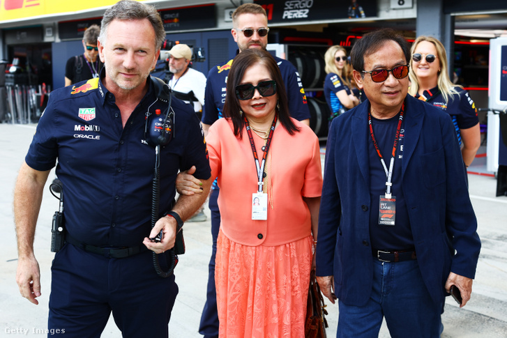 A balesetet okozó Vorayuth "Boss" Yoovidhya szülei, Chalerm és Daranee Yoovidhya az Oracle Red Bull-csapat főnökével, Christian Hornerrel a 2024-es Formula-1 Magyar Nagydíjon a mogyoródi Hungaroringen