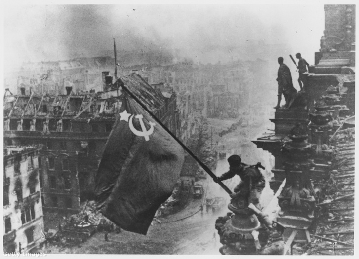 1945. május 13-án jelent meg a szovjet Ogonyok magazinban, de már retusálva, a két katonán látható három karóra elhalványult, illetve eltűnt, és némi pluszfüstöt is varázsoltak a megrendezett jelenet köré. Színezett változatban is elterjedt